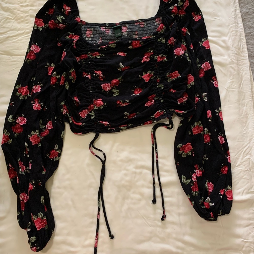 Long sleeve floral crop top!